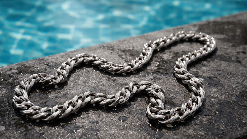 سیاهی نقره در اثر تماس با کلر استخر